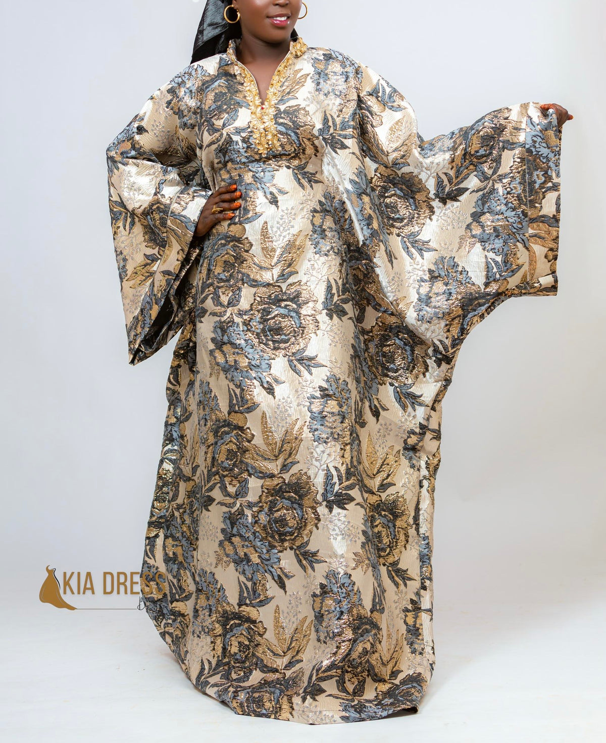 Boubou Reine Safiyah en brocart beige à motifs – Kia Ladys