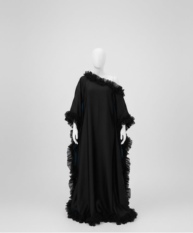 Boubou long noir en soie avec finitions en organza